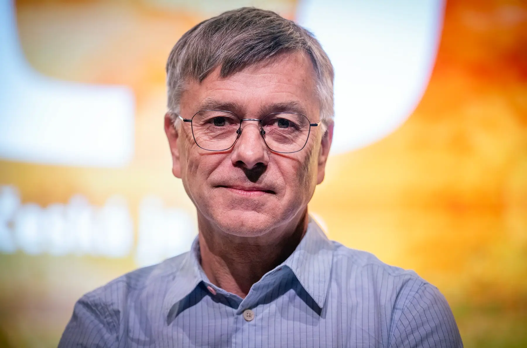 Hynek chudárek kouká na fotografa.