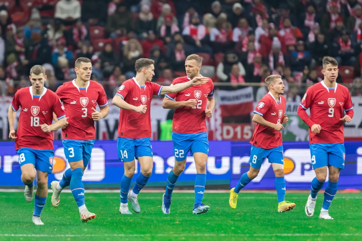 shutterstock_2418218933 | TVGURU.cz Hráči české fotbalové reprezentace běží po hřišti.