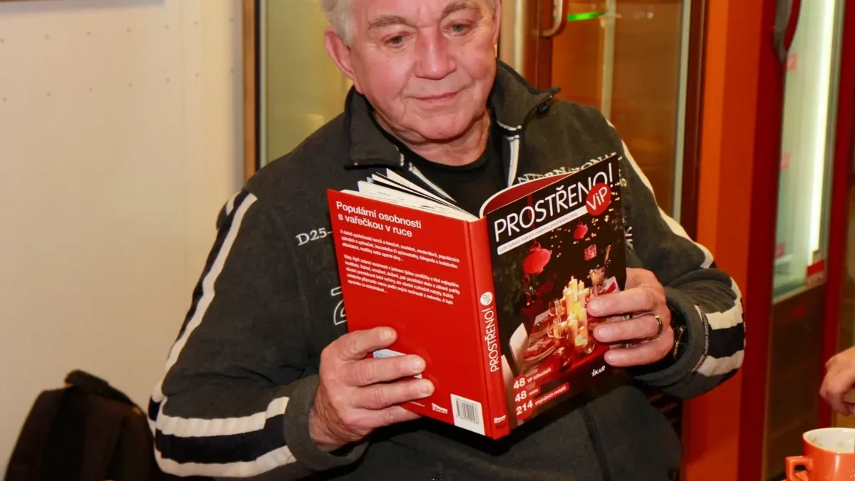 muž s knihou Prostřeno!