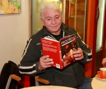 muž s knihou Prostřeno!