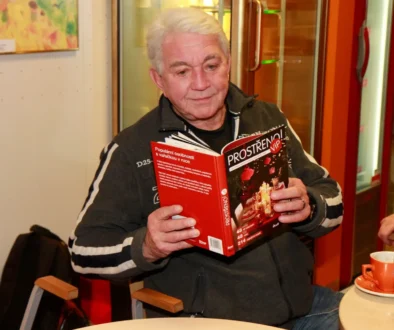 muž s knihou Prostřeno!
