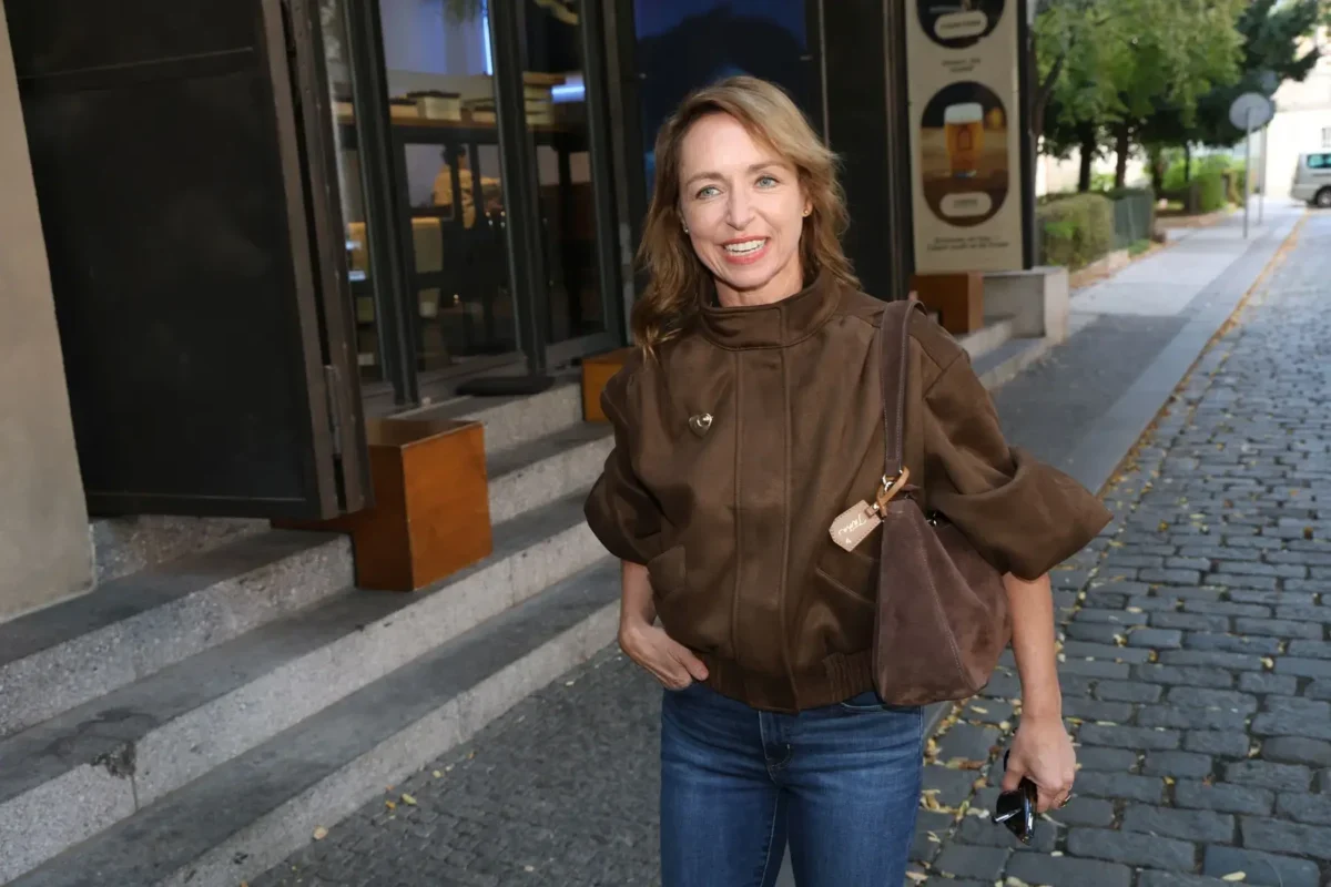 Tatiana Dyková jde po ulici.