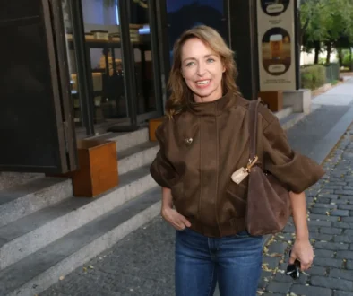 Tatiana Dyková jde po ulici.