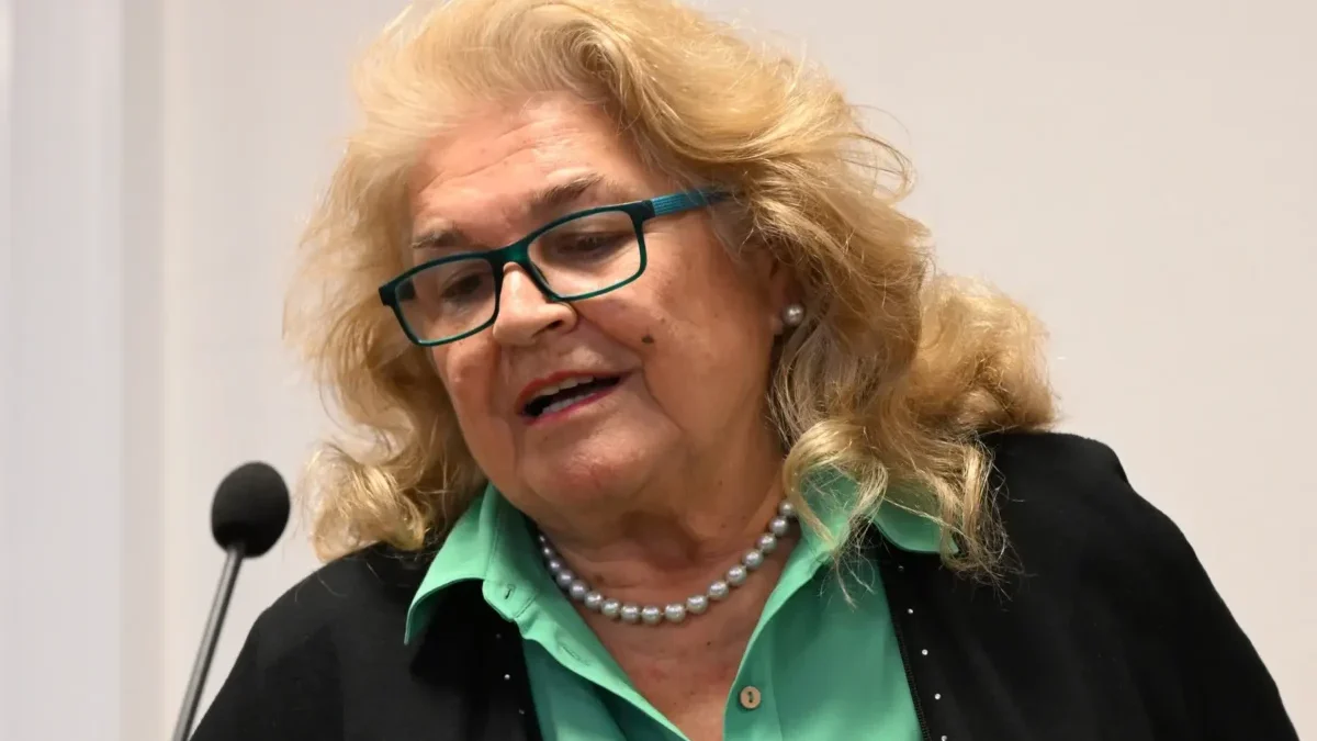 Gabriela Beňačková mluví do mikrofonu.