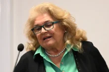 Gabriela Beňačková mluví do mikrofonu.