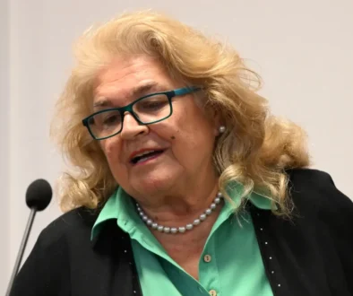 Gabriela Beňačková mluví do mikrofonu.
