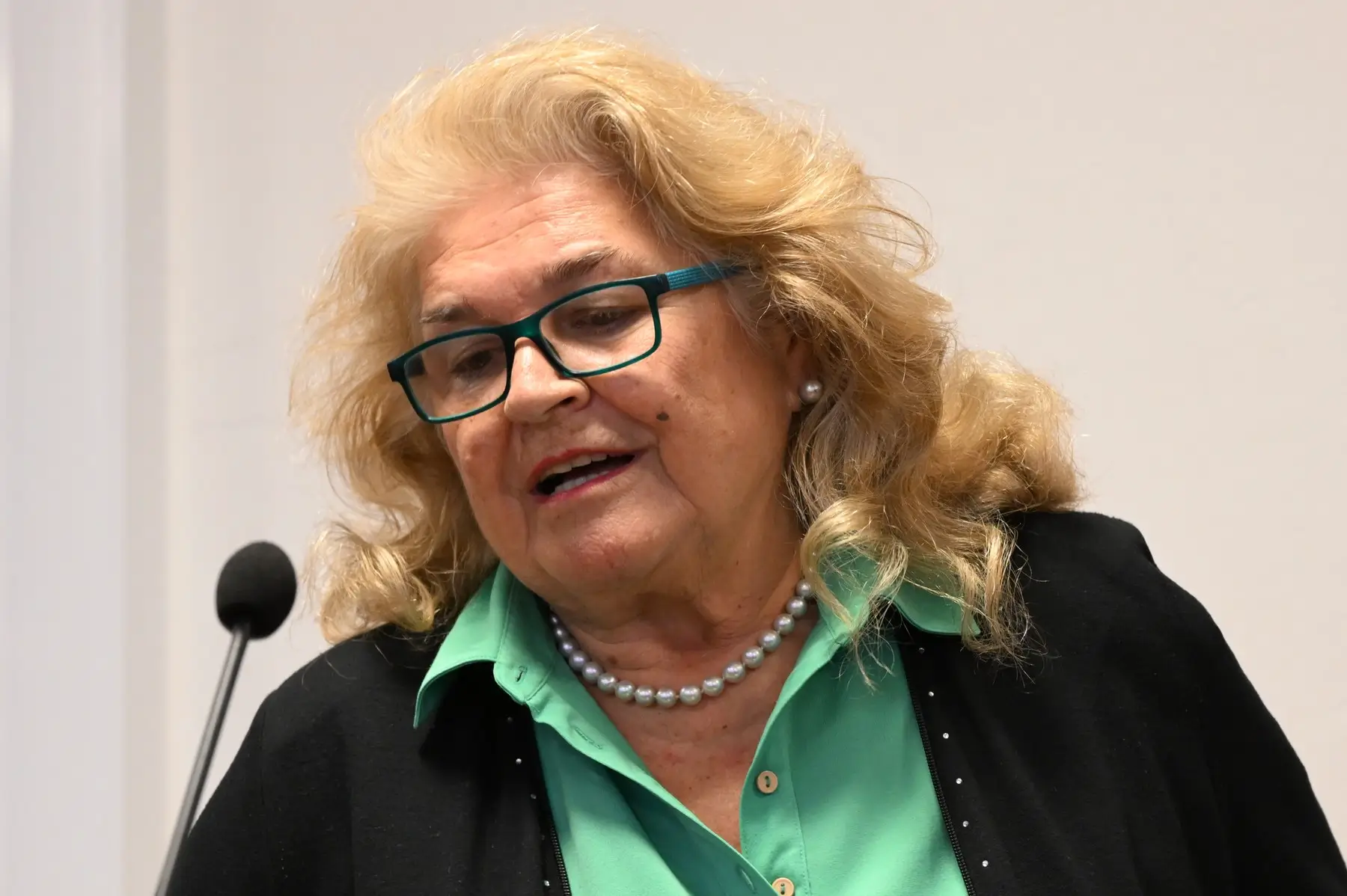 Gabriela Beňačková mluví do mikrofonu.