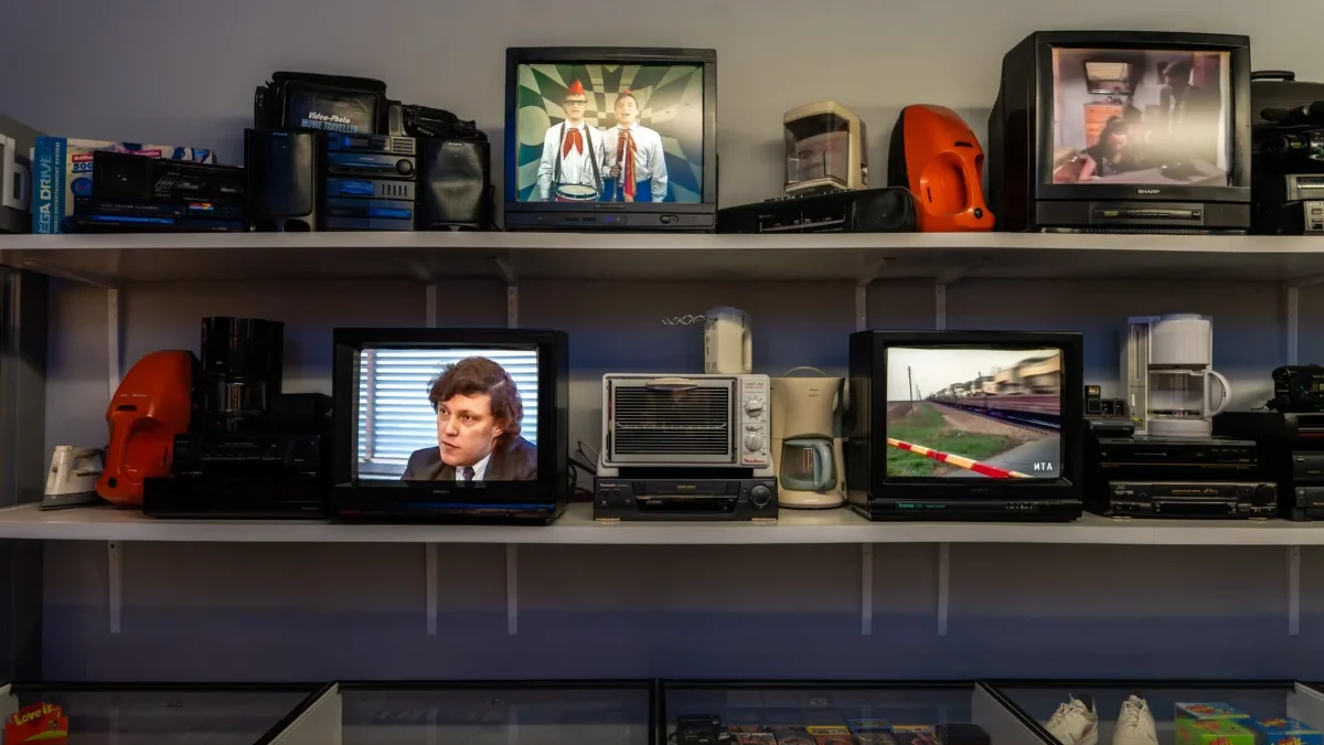 staré televizory na poličce