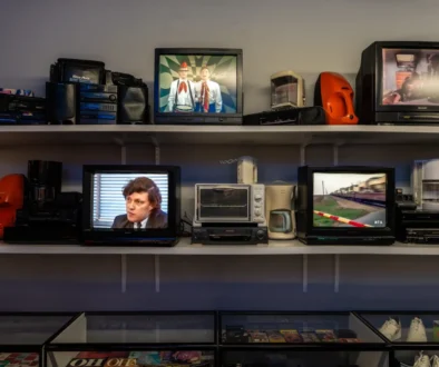 staré televizory na poličce