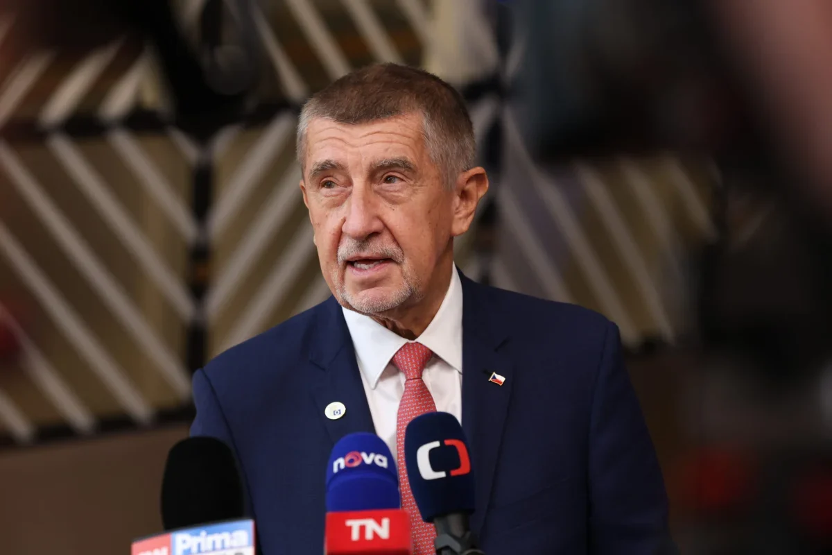 muž u stolku s mikrofonem