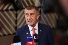 muž u stolku s mikrofonem