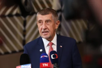 muž u stolku s mikrofonem