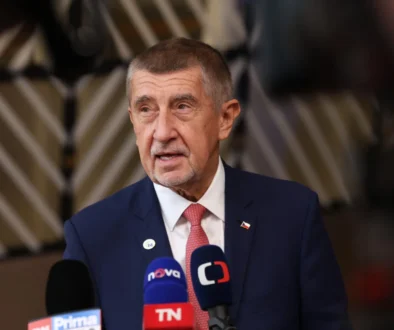 muž u stolku s mikrofonem