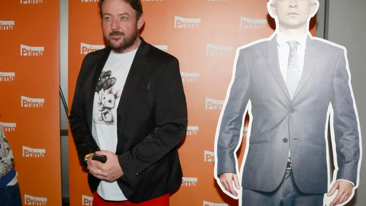Lukáš Malínek stojí vedle člověka z kartonu.