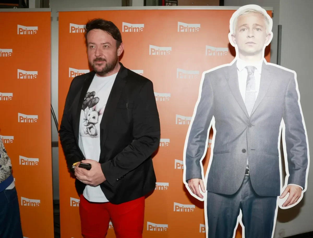 Lukáš Malínek stojí vedle člověka z kartonu.