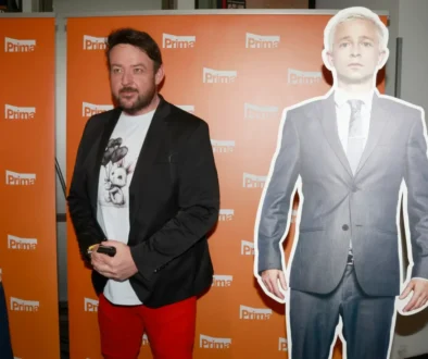 Lukáš Malínek stojí vedle člověka z kartonu.