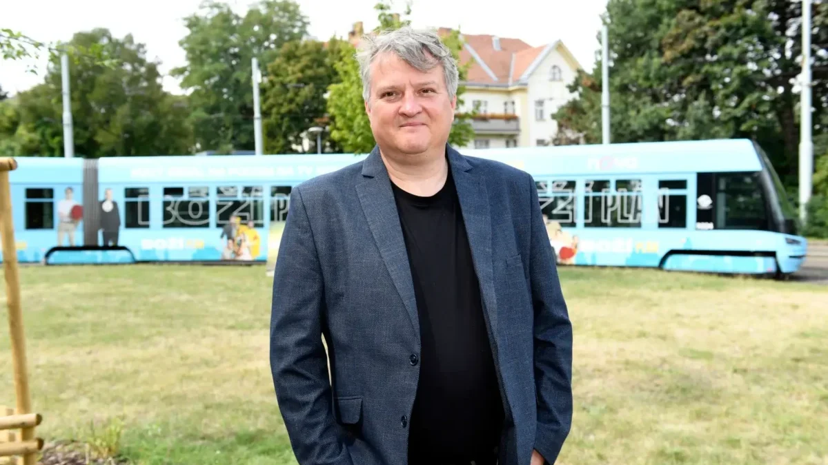 Tomáš Jeřábek stojí před tramvají.
