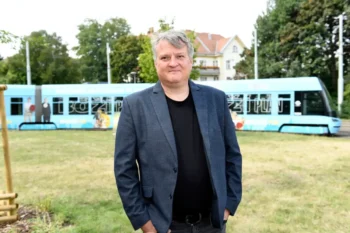 Tomáš Jeřábek stojí před tramvají.