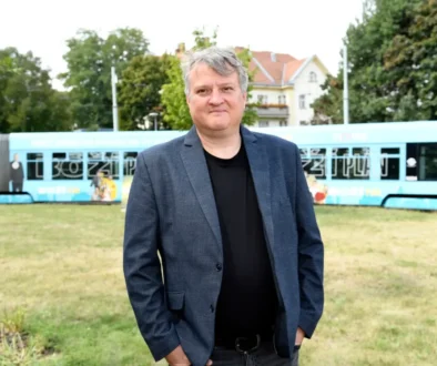 Tomáš Jeřábek stojí před tramvají.