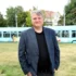 Tomáš Jeřábek stojí před tramvají.