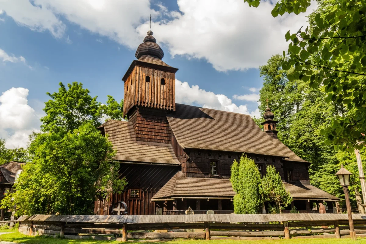 shutterstock_2513119713 1 | TVGURU.cz Dřevěný kostel