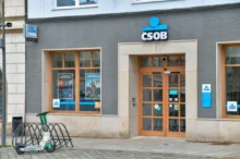 vstup do budovy s cedulí ČSOB