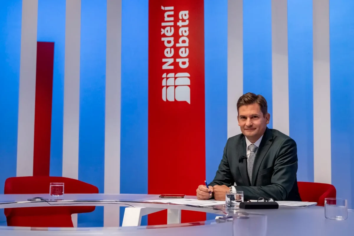 Moderátor sedící ve studiu