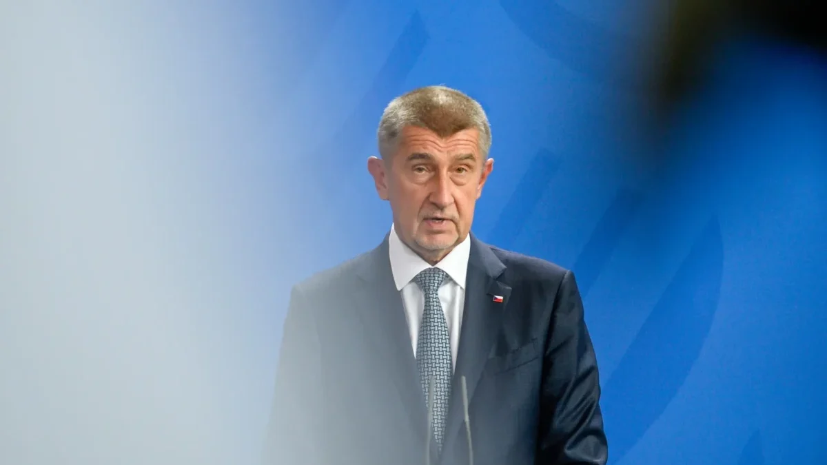 Český předseda vlády v obleku