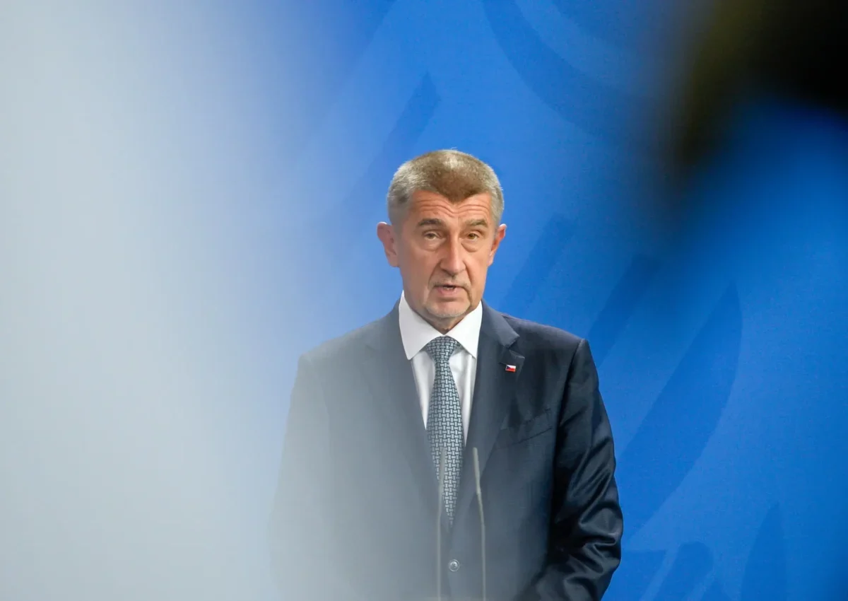 Český předseda vlády v obleku