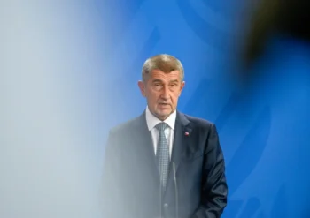 Český předseda vlády v obleku