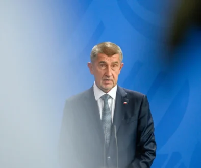 Český předseda vlády v obleku