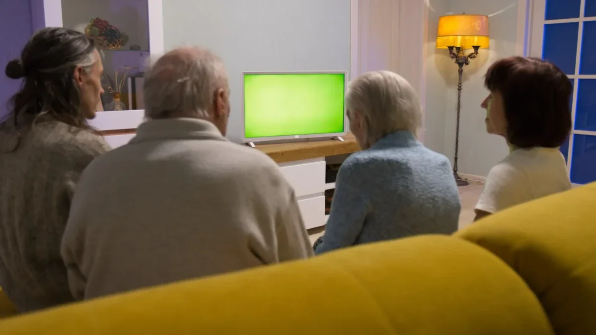 Rodina dívající se na televizi