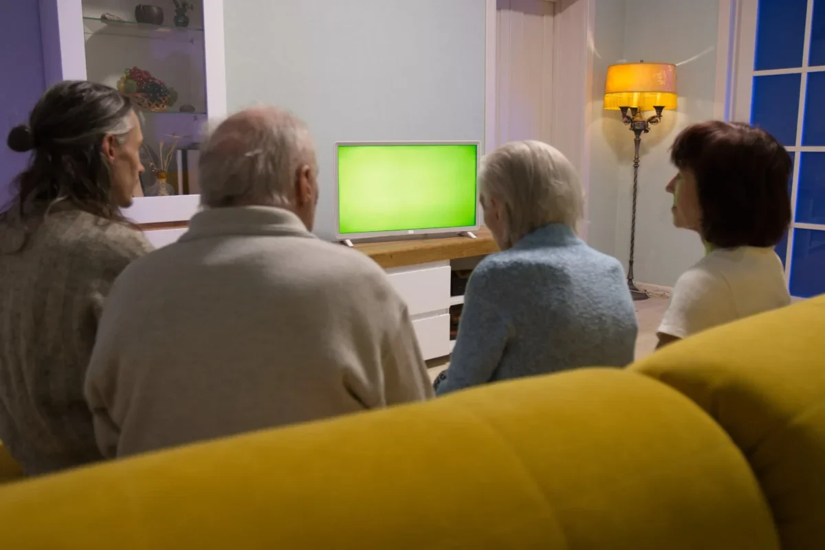 Rodina dívající se na televizi