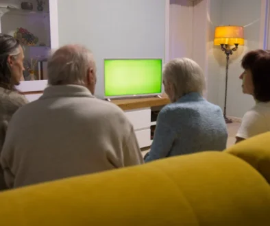 Rodina dívající se na televizi