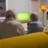Rodina dívající se na televizi