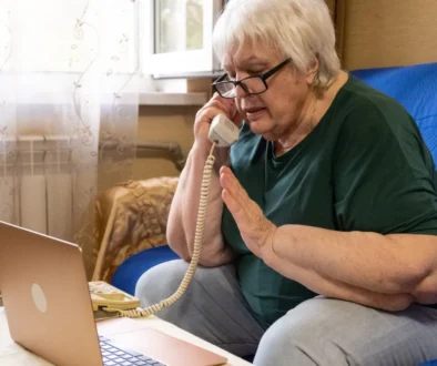 Starší žena, která telefonuje.