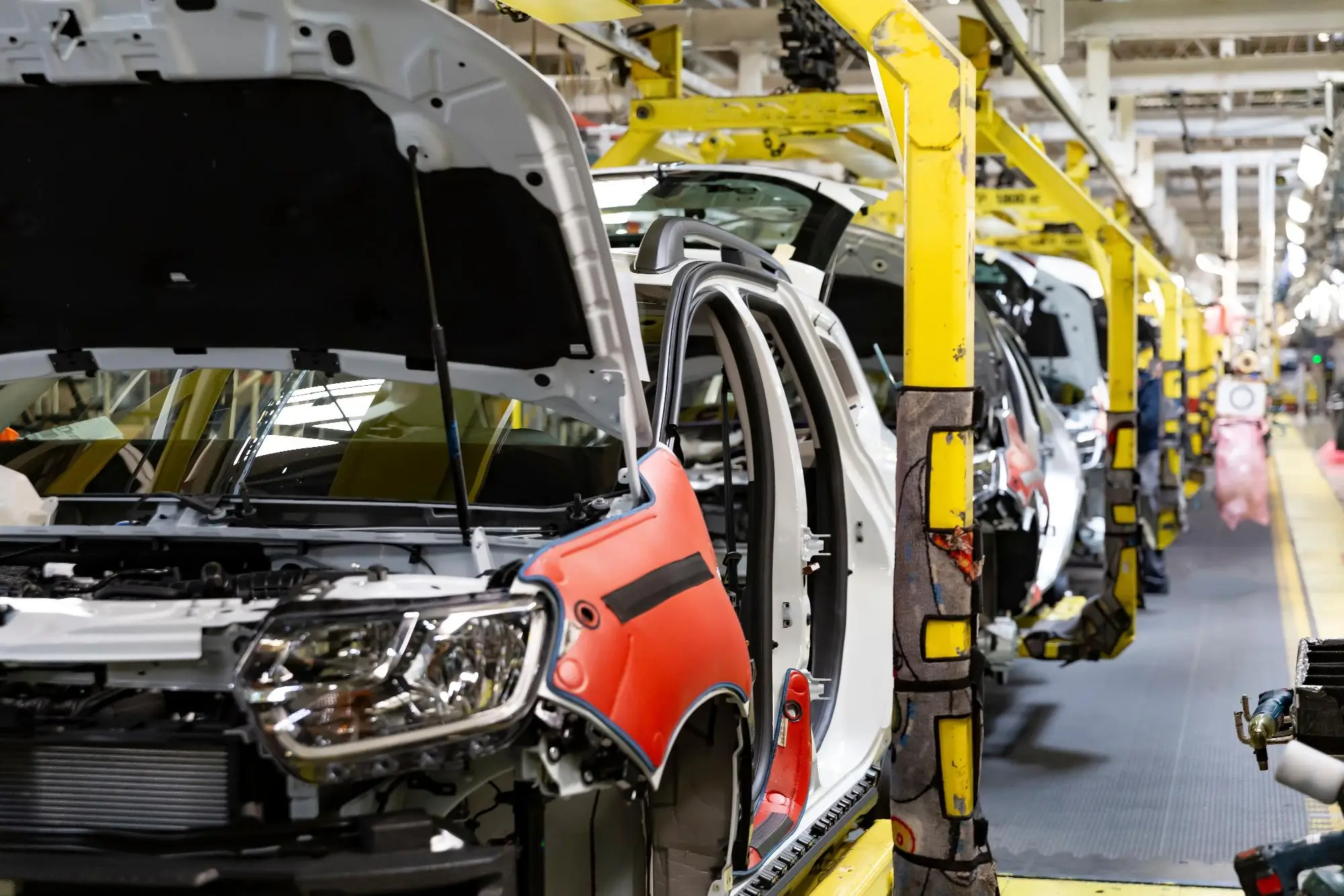 Výroba automobilů na moderní montážní lince