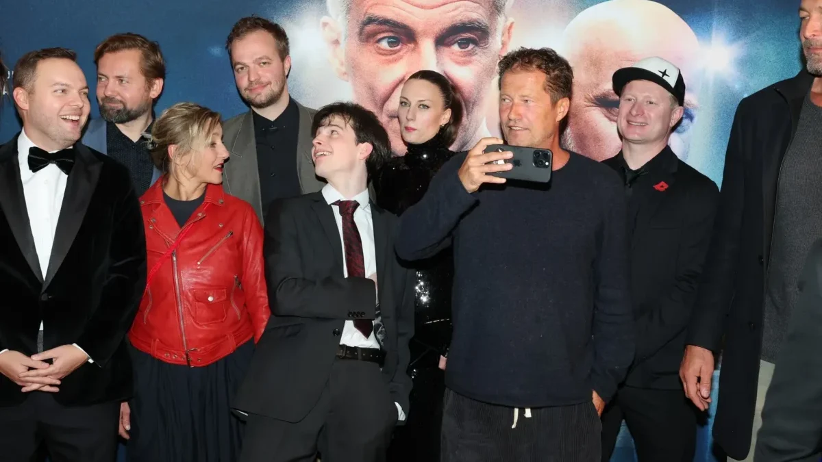 Lidé vedle sebe stojí na premiéře filmu Neporazitelní.