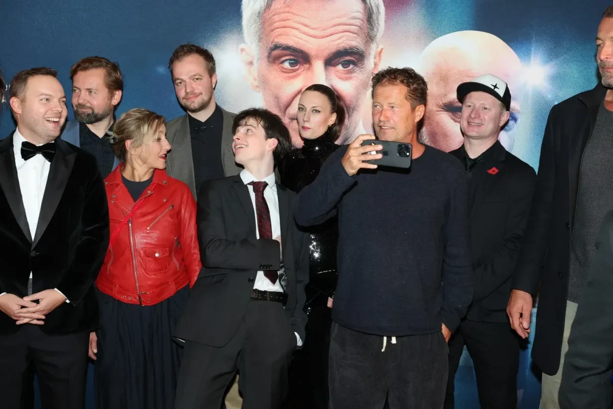 Lidé vedle sebe stojí na premiéře filmu Neporazitelní.