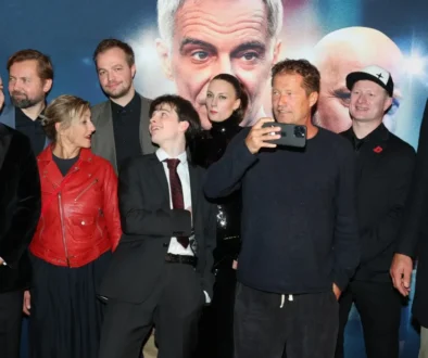 Lidé vedle sebe stojí na premiéře filmu Neporazitelní.