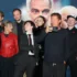 Lidé vedle sebe stojí na premiéře filmu Neporazitelní.