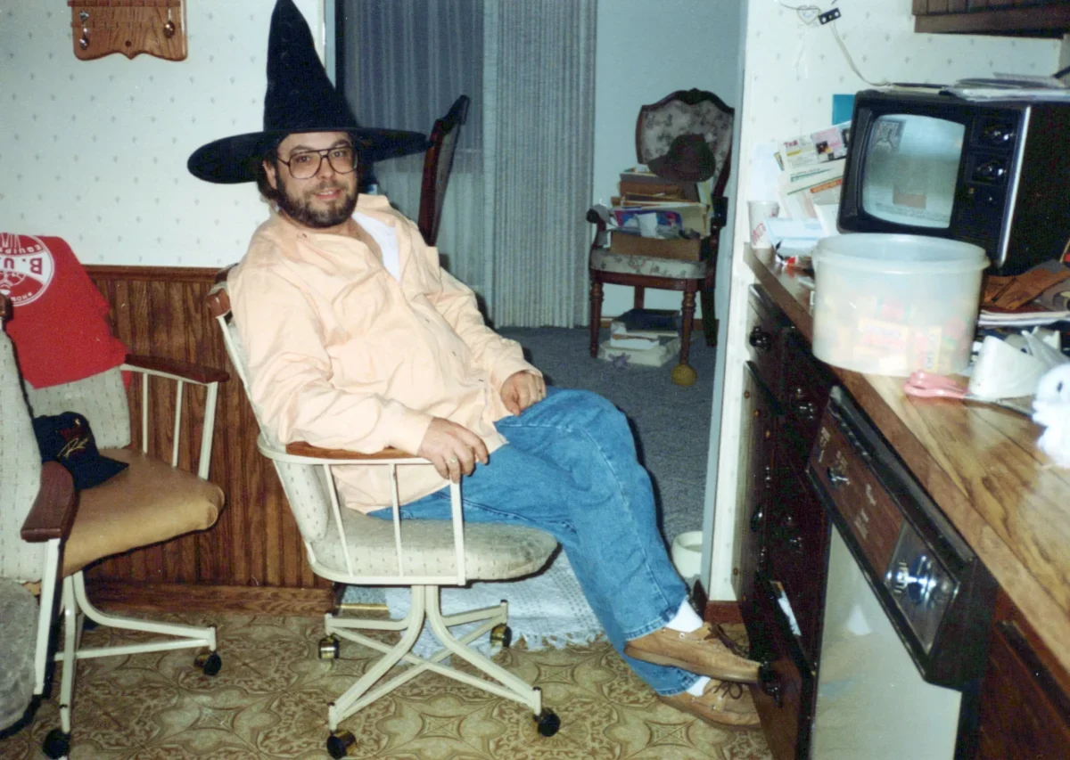Muž na retro fotce sedí před televizí.