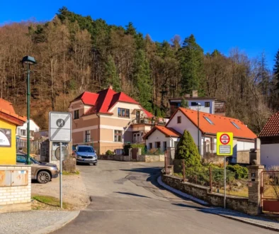 Silnice vedoucí mezi domky