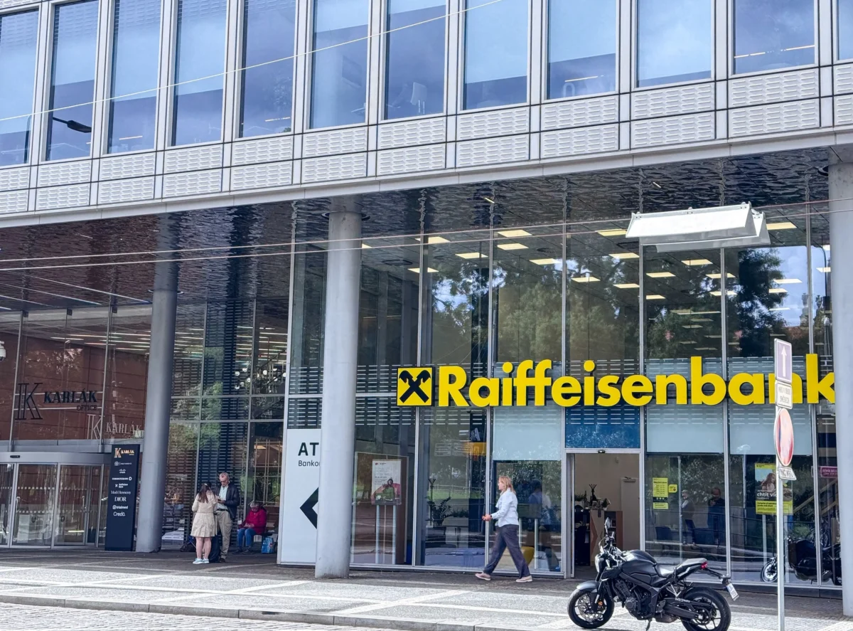 shutterstock_2854151043 | TVGURU.cz Pobočka Raiffeisenbank