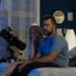Žena s mužem sedí před televizí.