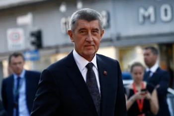 Muž v tmavém obleku