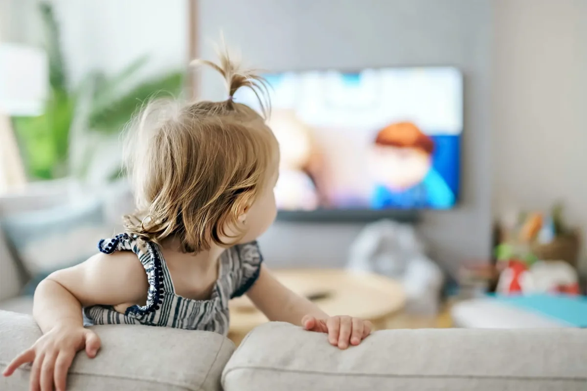 shutterstock_2039445269 1 | TVGURU.cz batole kouká na televizi