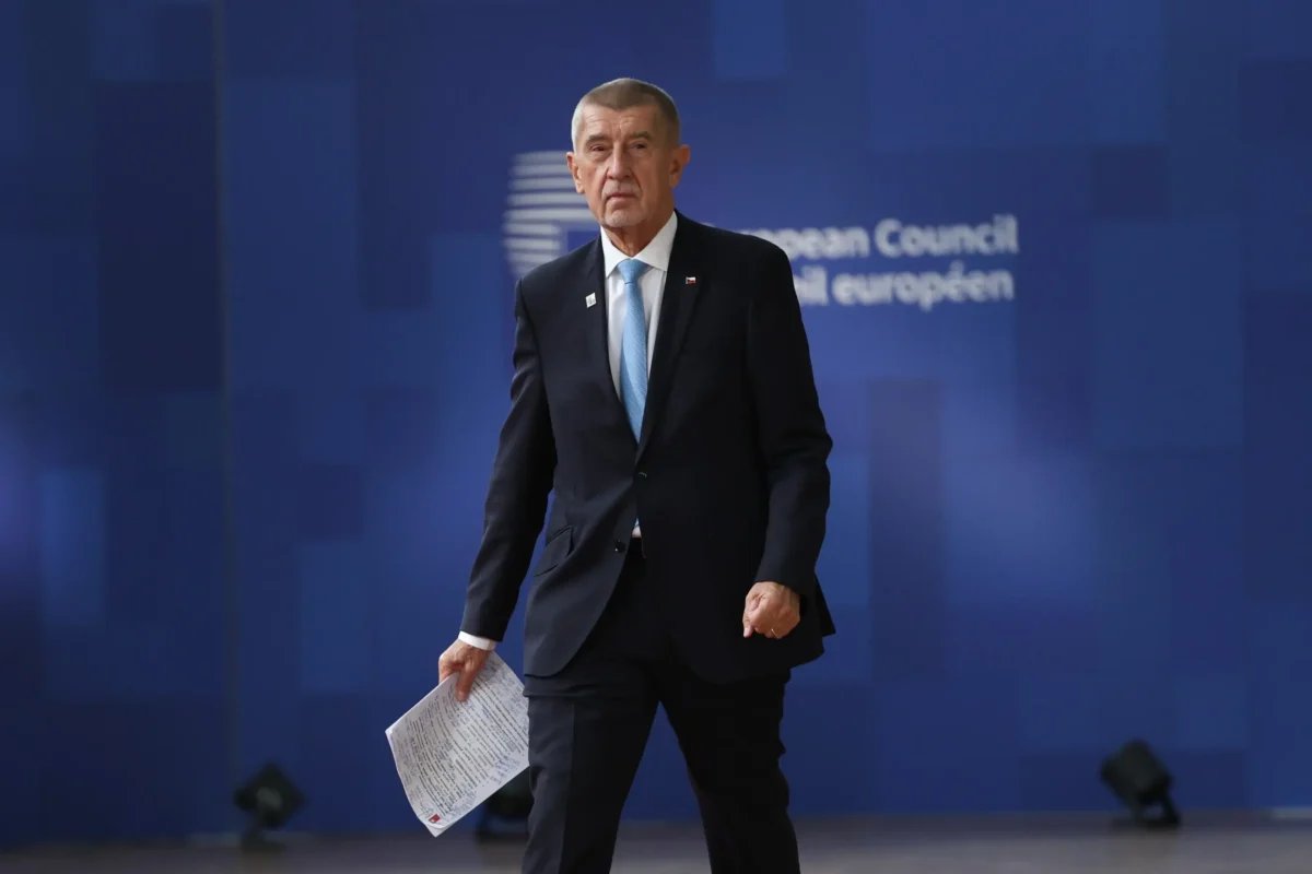 Andrej Babiš jasně vyjádřil svůj názor. Zdroj: Shutterstock | TVGURU.cz Andrej Babiš v obleku