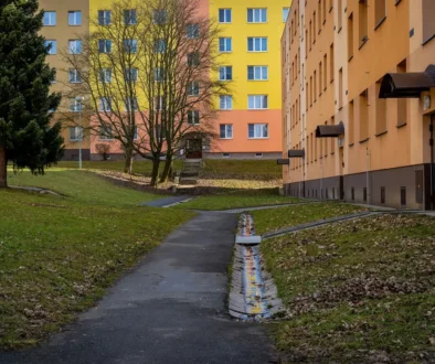 Ulice mezi panelovými domy během zamračeného dne