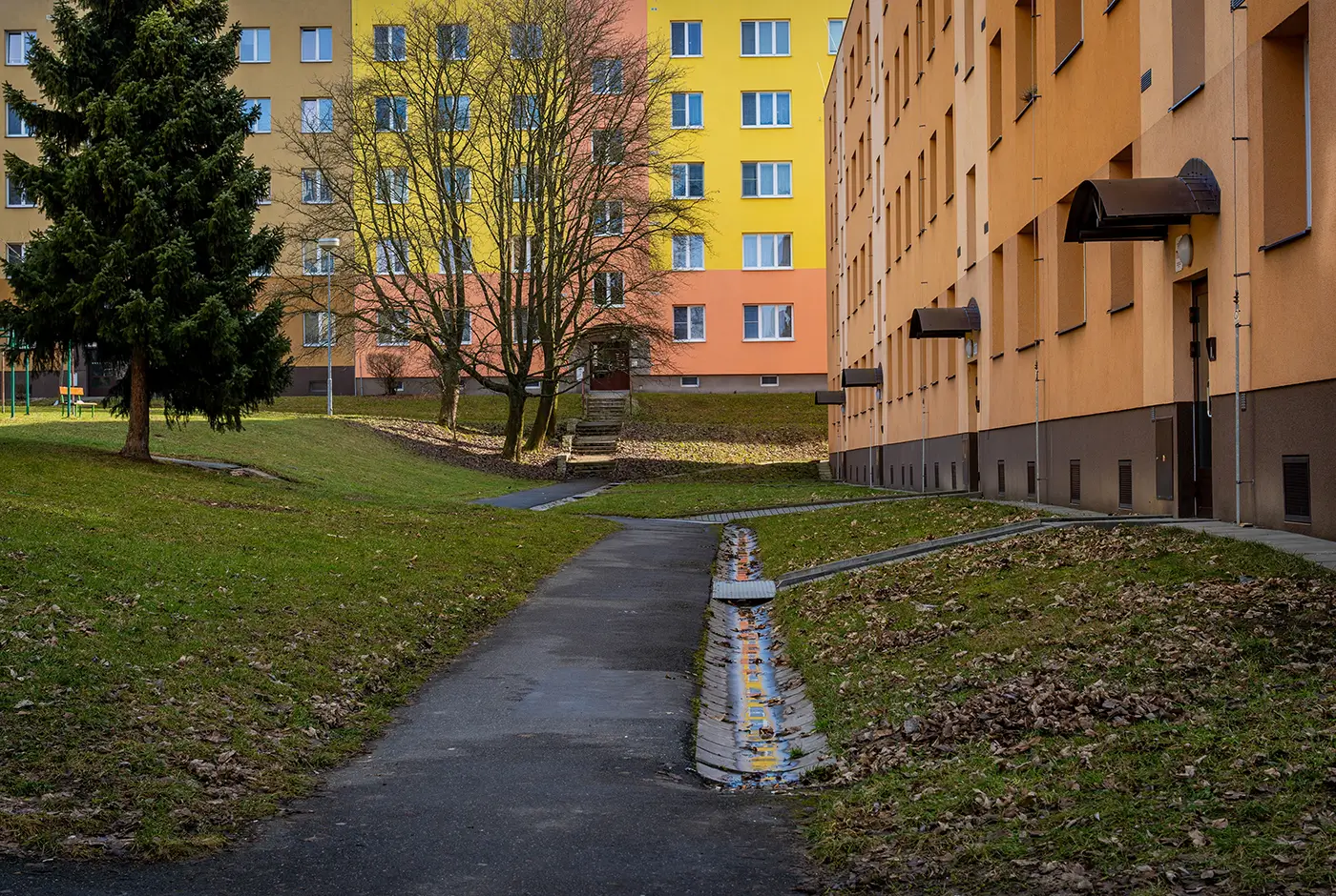 Ulice mezi panelovými domy během zamračeného dne